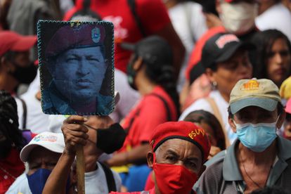 Cientos de personas participan en la marcha conmemorativa del 4 de febrero de 1992, cuando se llevó a cabo un fallido golpe de Estado en Venezuela.