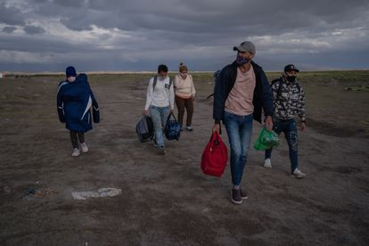  Un grupo de migrantes venezolanos cruzando la frontera entre Chile y Bolivia en  la comuna de Colchane al norte de Chile.