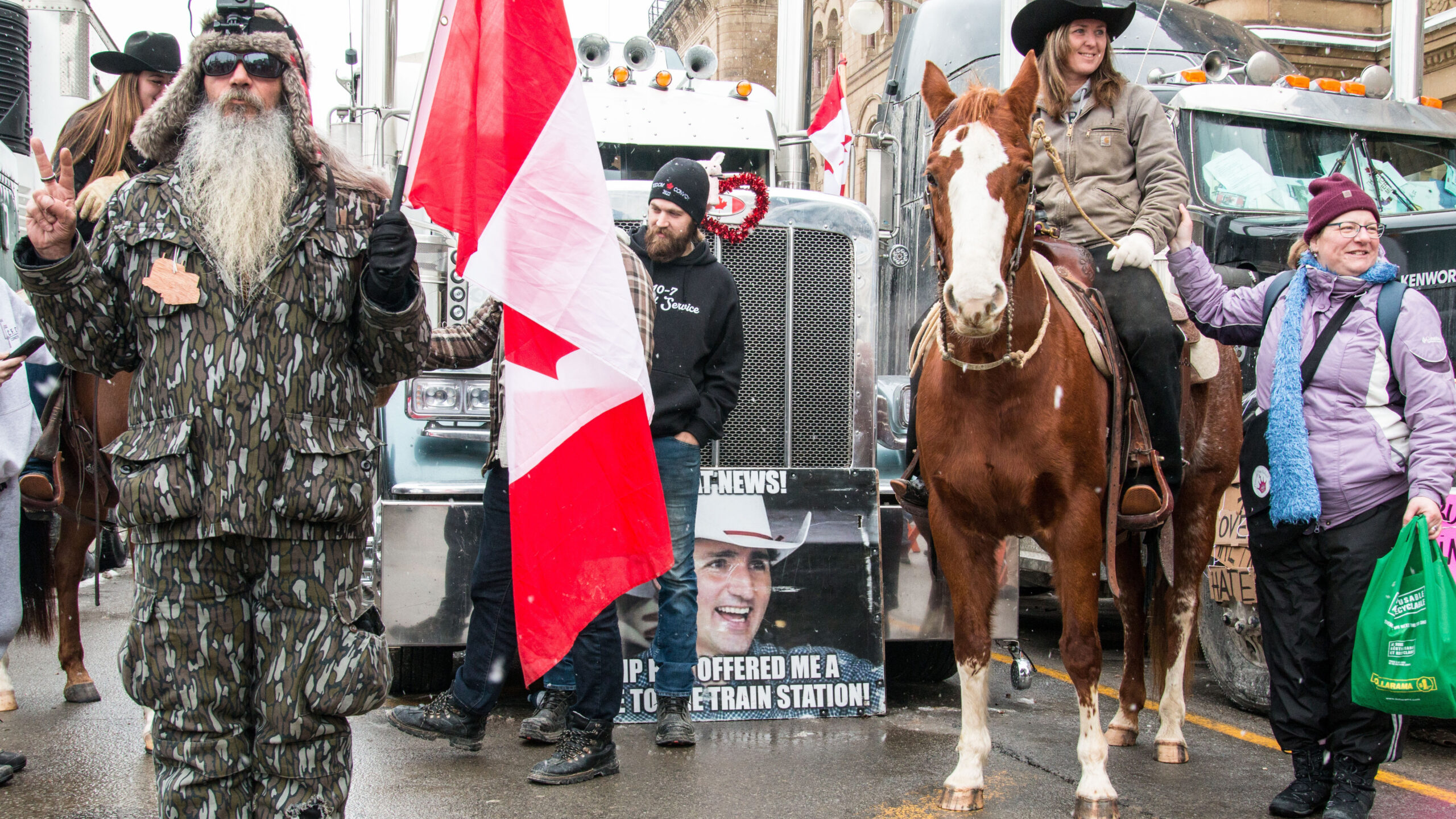 Antivacunas bloquean la capital canadiense y quieren derribar el gobierno de Trudeau
