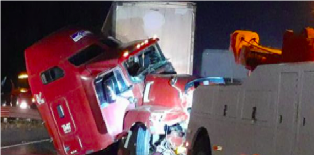 Aparatoso choque entre un tráiler y un camión de carga, sobre autopista México-Querétaro