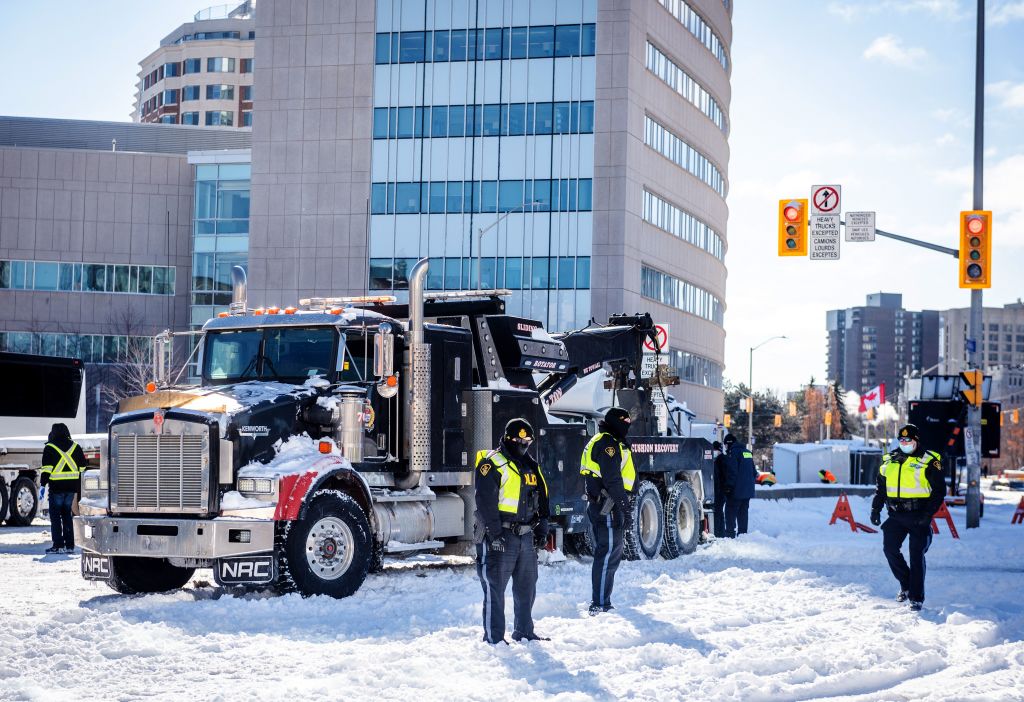 Arrestan a camioneros que protestan contra restricciones por el COVID-19 en Canadá