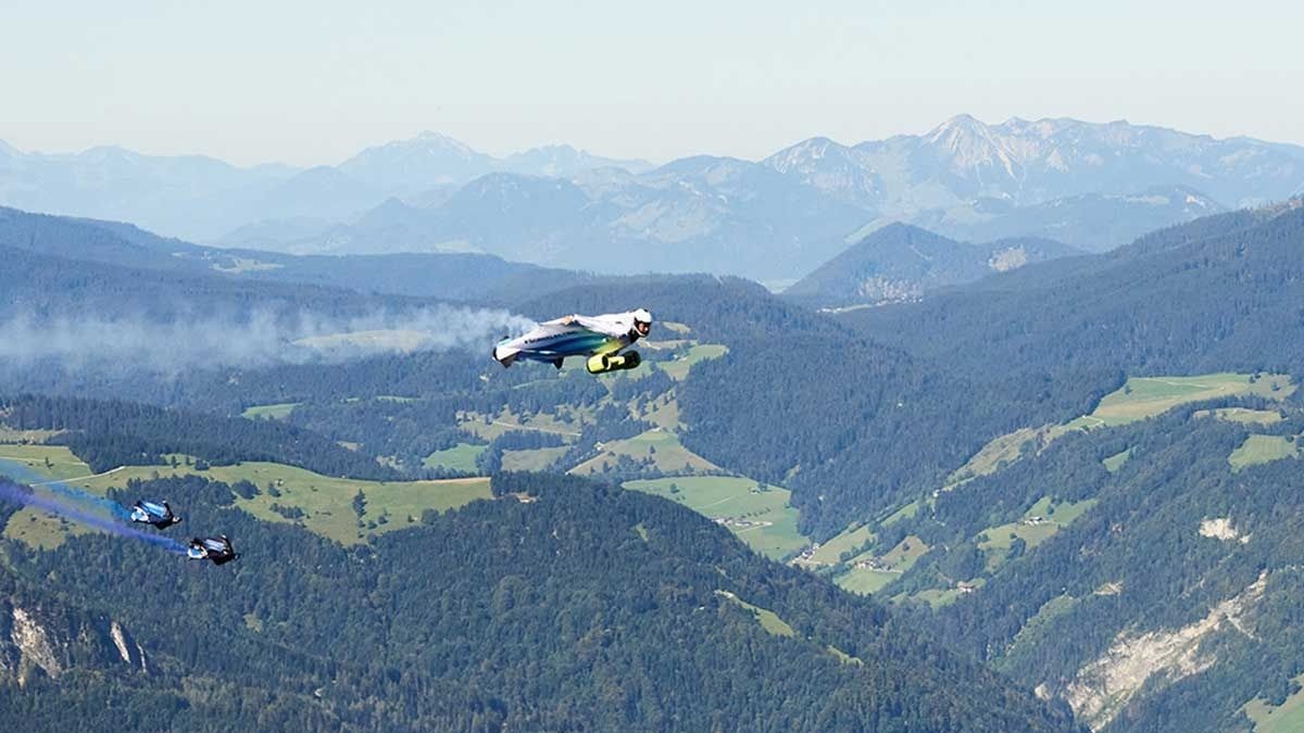 Así es el traje volador que ha diseñado BMW y alcanza los 300 kilómetros por hora