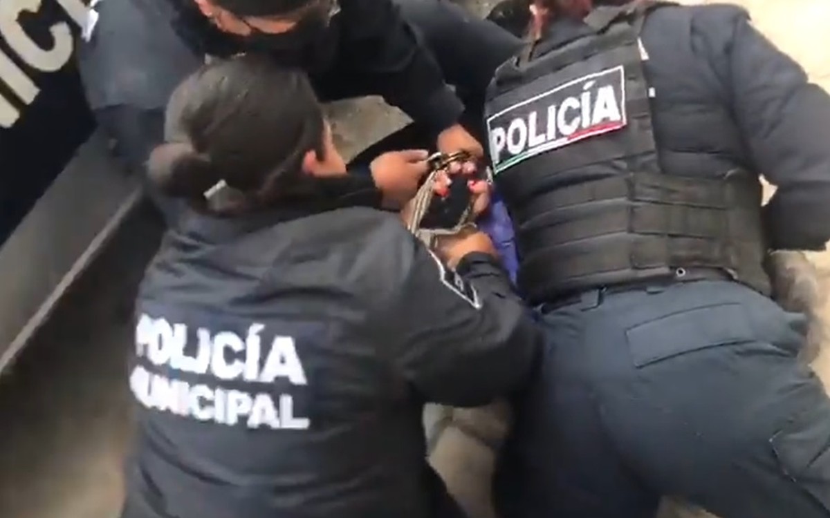 Así sometieron policías de Pachuca a una adulta mayor | Video