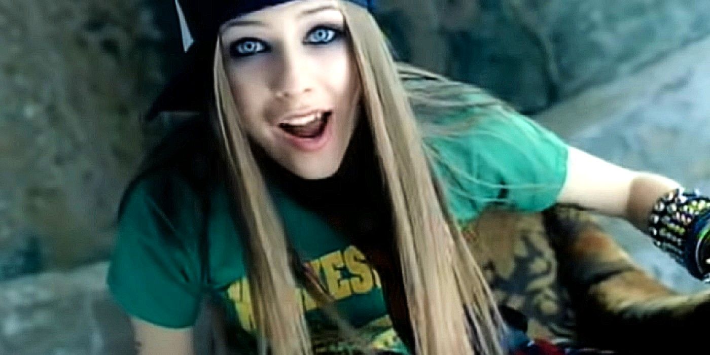 Avril Lavigne se burla de Mark Hoppus y más cameos de músicos en la película Sk8r Boi