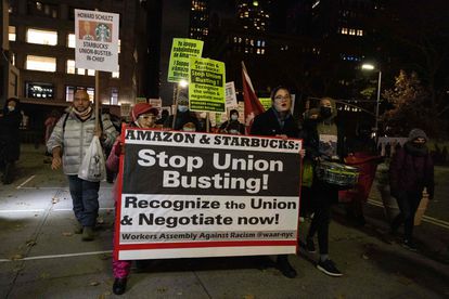 Protesta a favor de la movilización sindical de los trabajadores de Amazon y la cadena de cafeterías Starbucks, en noviembre pasado en Nueva York.