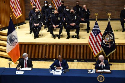 Desde la izquierda, el fiscal general de EE UU, Merrick Garland; el alcalde Eric Adams y el presidente Joe Biden, este jueves en Nueva York.