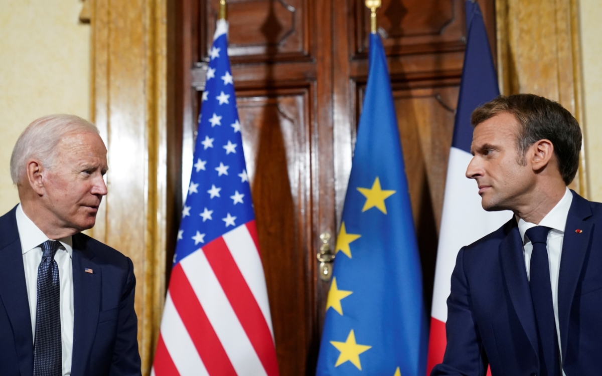Biden y Macron conversan sobre la acumulación militar rusa en Ucrania
