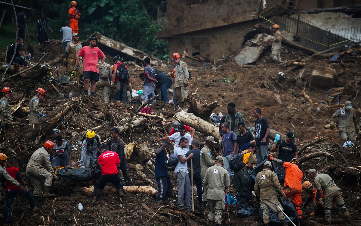 Bolsonaro describe destrucción en Petrópolis como una zona de guerra | Video