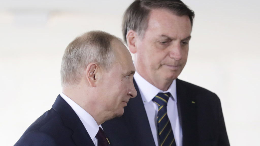Bolsonaro en Rusia: llueven las críticas mientras el brasileño se reúne con Putin