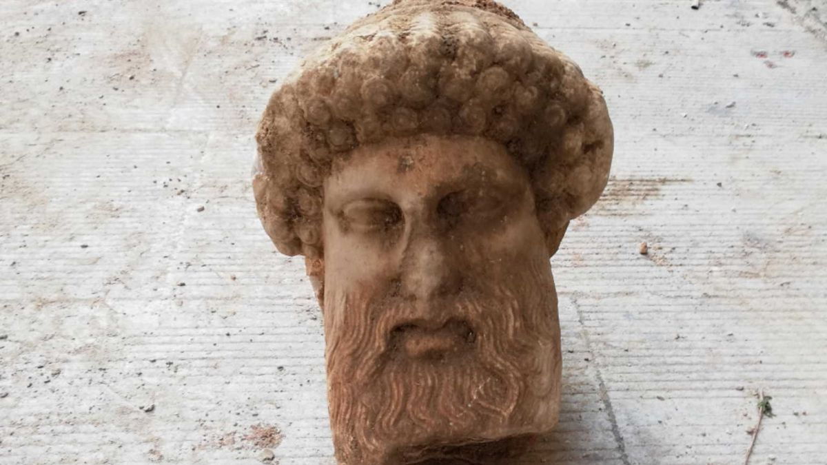 Cabeza de mármol del dios Hermes es encontrada en una calle de Atenas