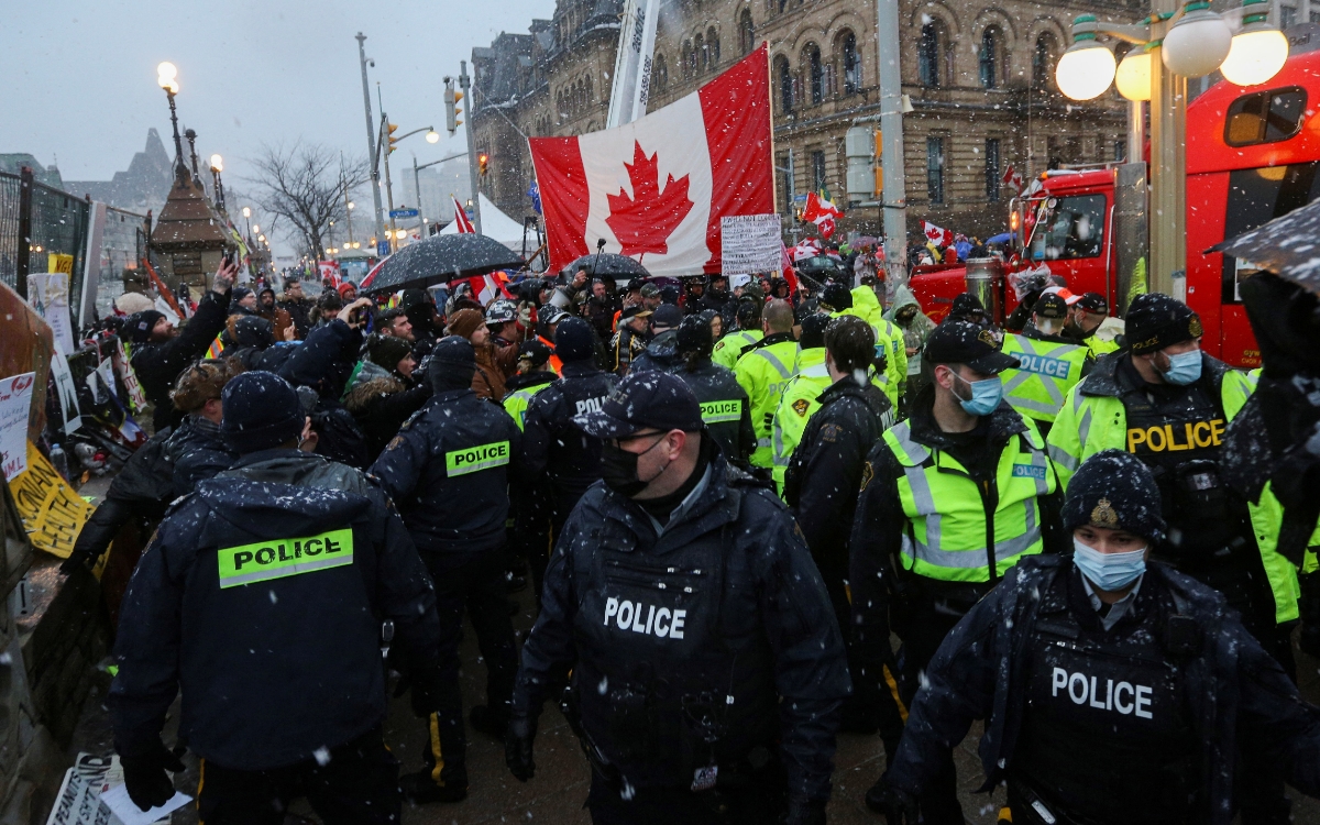 Canadá | Policía advierte acción para desalojar a camioneros del 'convoy de la libertad'