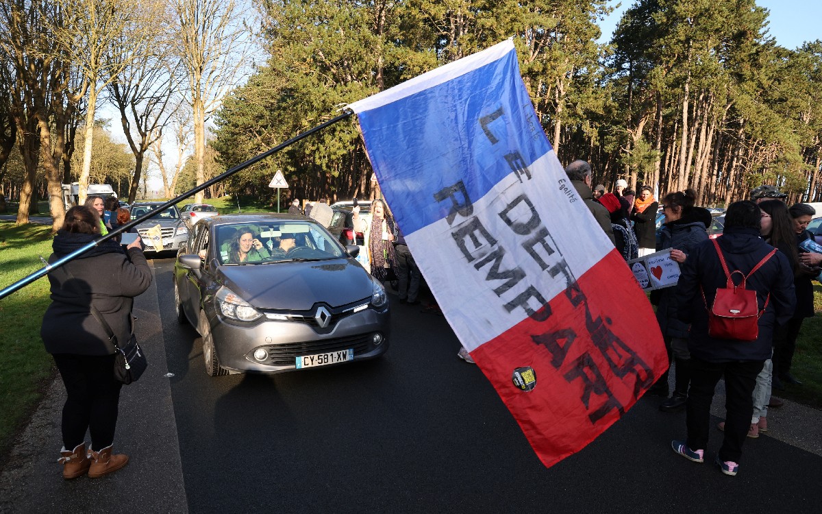 Caravanas de la Libertad en Francia se dirigen a París; van contra restricciones Covid