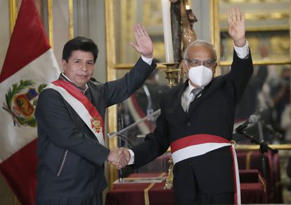 El presidente de Perú, Pedro Castillo, saluda a Aníbal Torres, nuevo primer ministro, este 8 de febrero.