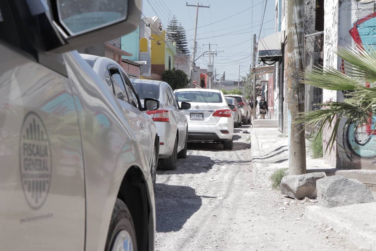 Catean 10 viviendas en colonias de Querétaro, por robo a tienda Sanborns