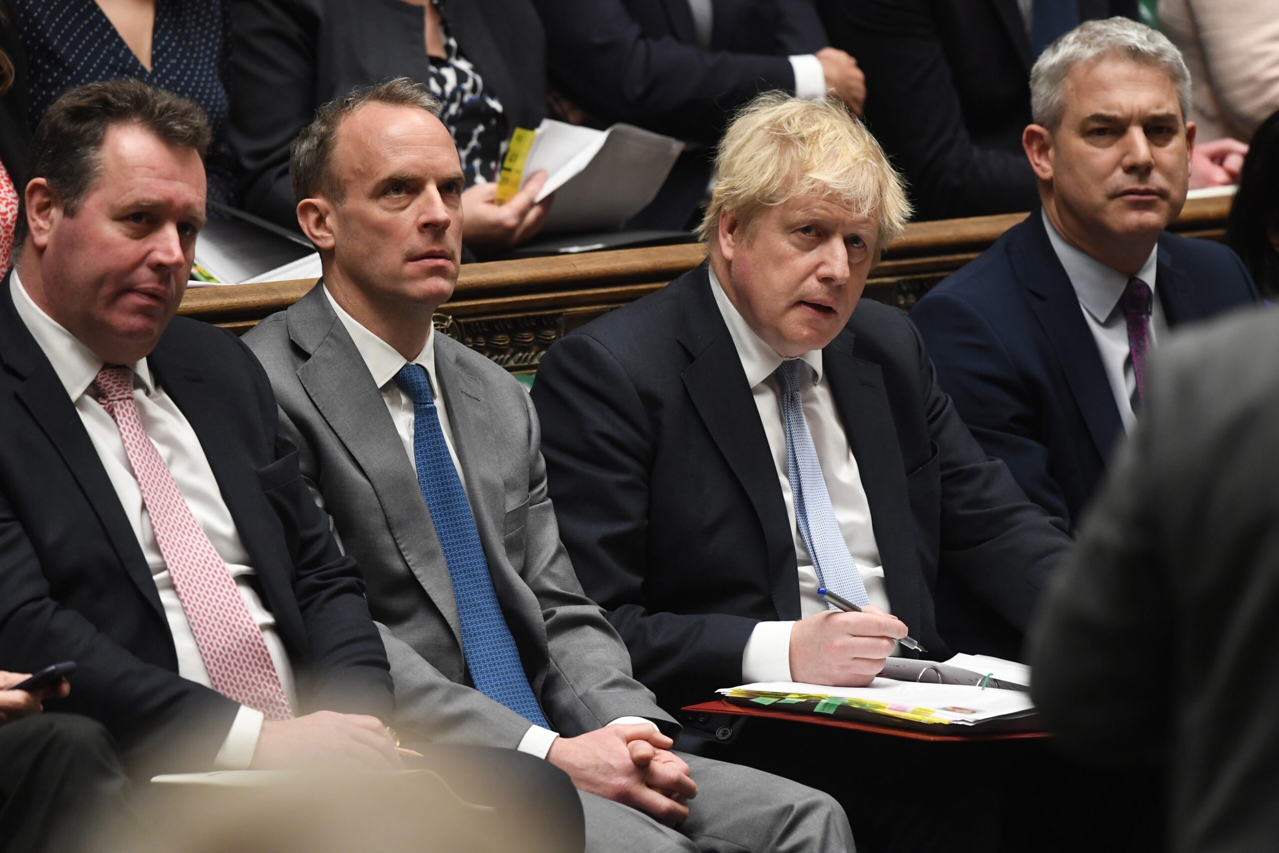 Champán, patatas y espumillón: el constante goteo de fotos comprometedoras de Boris Johnson