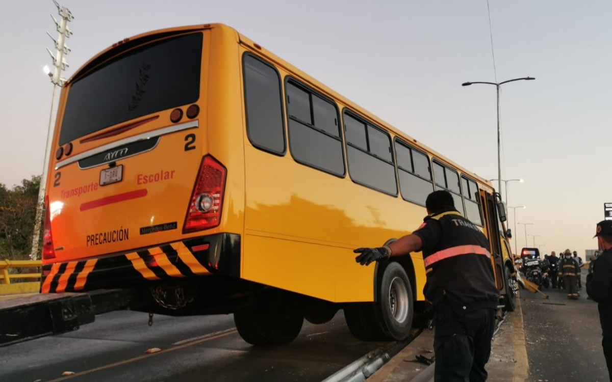 Chocan autobús escolar y dos automóviles en Circuito Interior; no se reportan heridos de gravedad