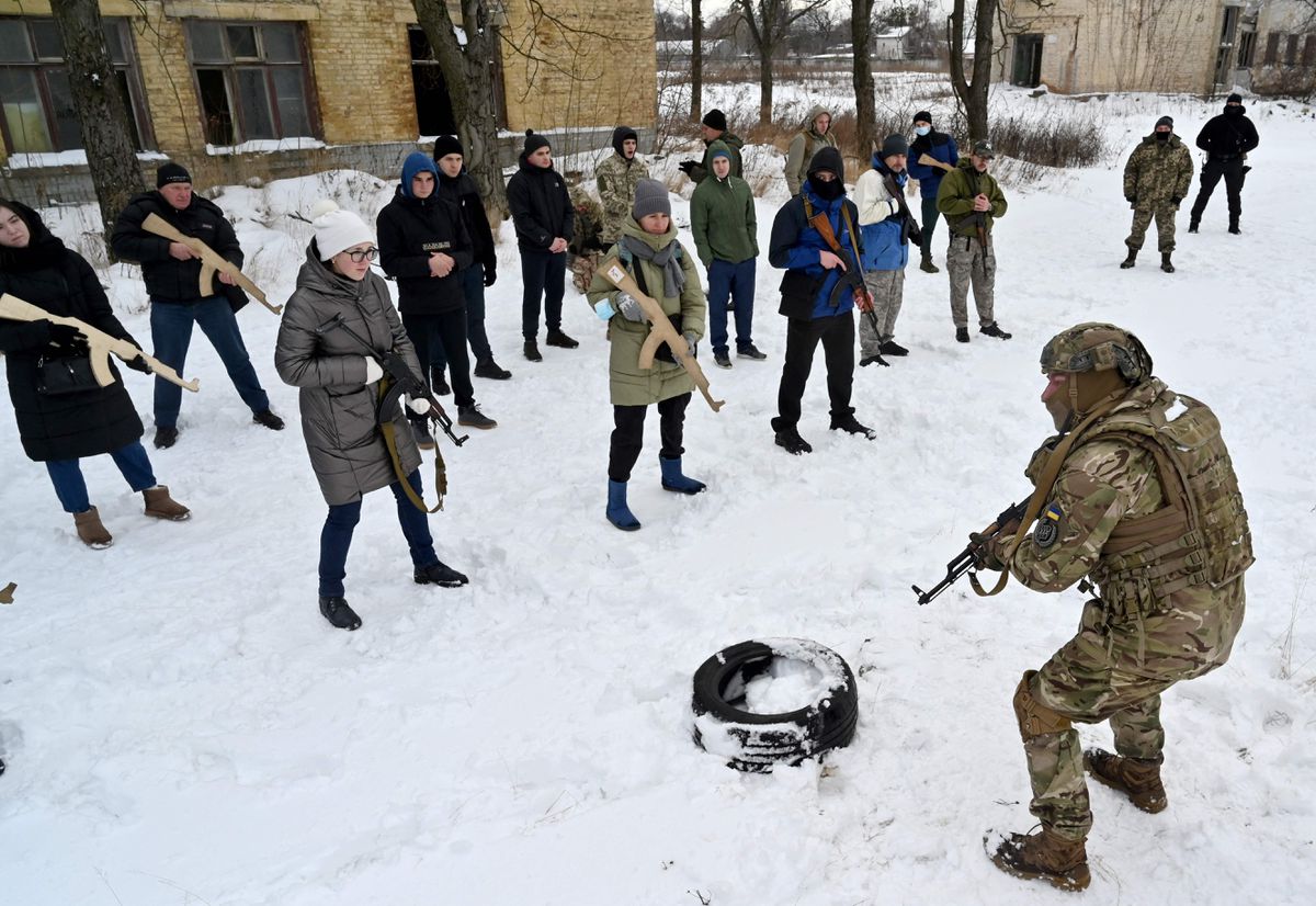 Civiles ucranios entrenan para la guerra bajo la sombra de la amenaza rusa