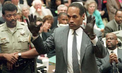 O. J. Simpson probándose los infames guantes el 14 de junio de 1995.
