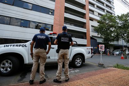 Agentes de policía montan guardia frente a un hospital donde fueron atendidas las víctimas del tiroteo, en Asunción, Paraguay.