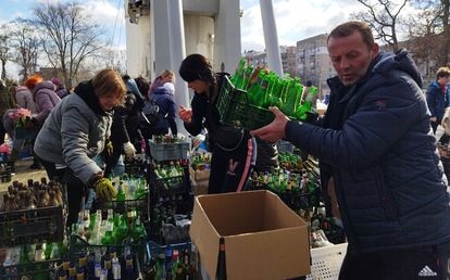 Residentes de Uzhhorod preparaban 'cóteles molotov' este domingo.