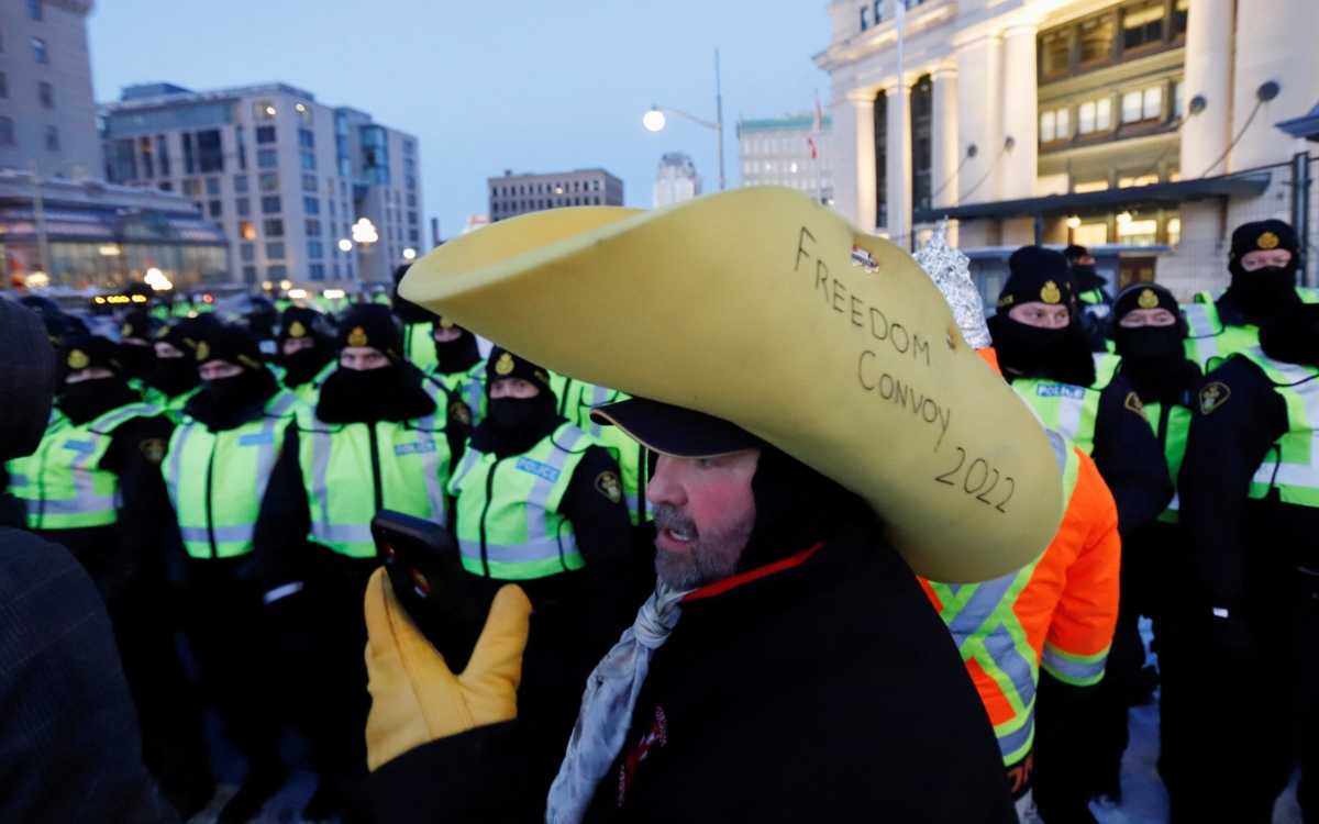 Detienen a más de 100 manifestantes del ‘convoy de la libertad’ en Ottawa