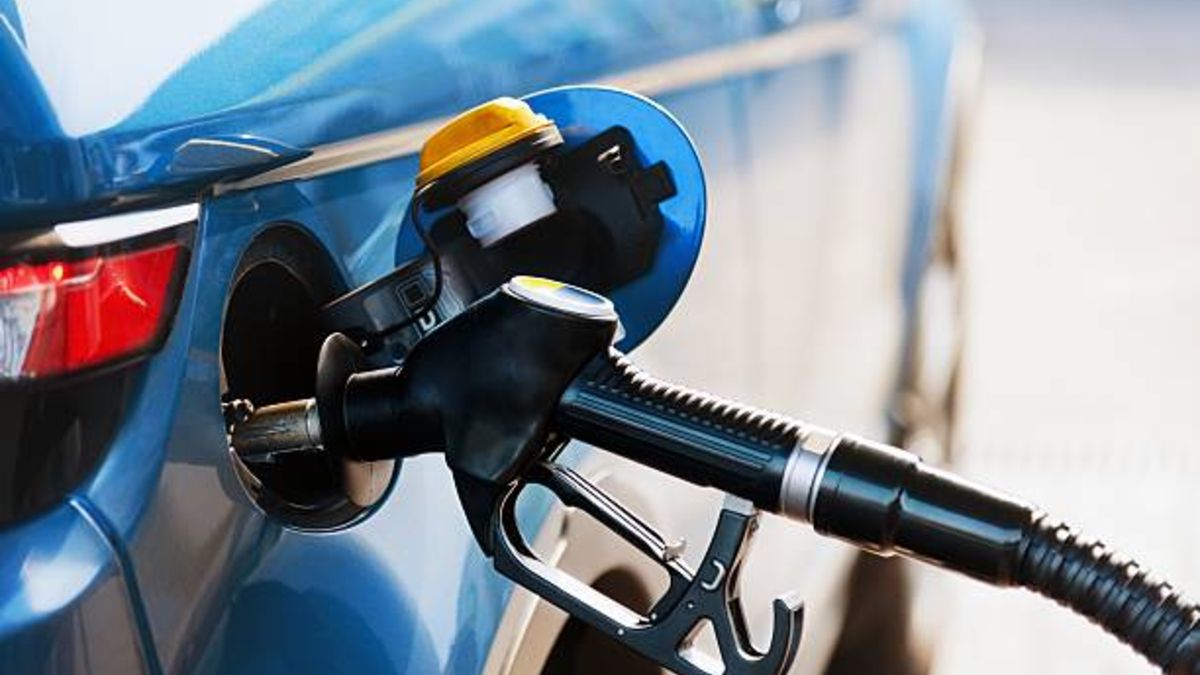 Diez trucos para ahorrar gasolina al conducir un coche