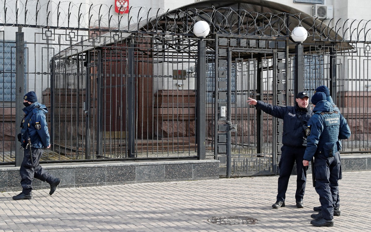 Diplomáticos rusos abandonan Ucrania en medio de crecientes tensiones