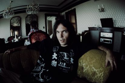 Neil Young en un hotel de Tokio, en marzo de 1976.