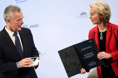 El secretario general de la OTAN, Jens Stoltenberg, recibe el sábado 19 de febrero el premio Ewald von Kleist de la presidenta de la Comisión Europea, Ursula von der Leyen, en la Conferencia de Seguridad de Múnich.