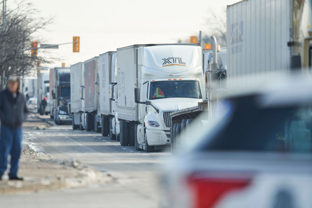 EEUU le pide a Canadá que ponga fin al bloqueo de camiones en la frontera