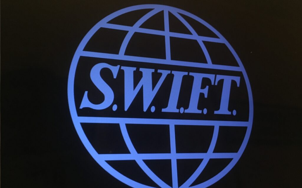 EU, Canadá, y Unión Europea bloquean acceso de bancos rusos a Swift