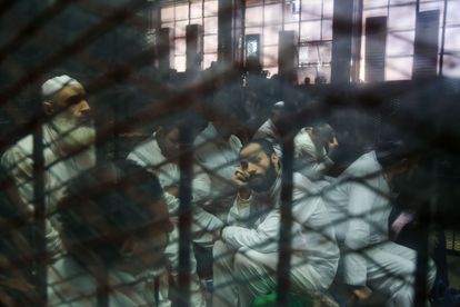 Unos acusados encerrados en una jaula de hierro, durante un juicio en un tribunal de El Cairo, en enero de 2018.