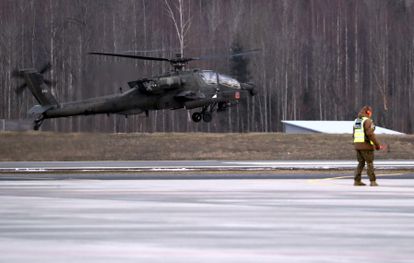 Un helicóptero de ataque estadounidense Apache aterriza en el aeropuerto de Lielvarde, en Letonia, el pasado día 24.  (Latvia),