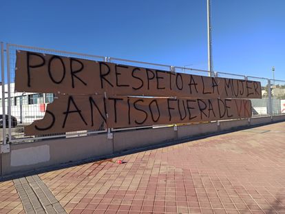 La pancarta que los aficionados colgaron el viernes en la Ciudad Deportiva del Rayo.