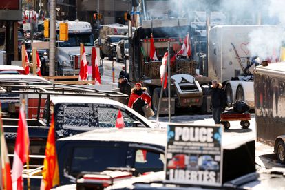 Vehículos y manifestantes, en Ottawa, Ontario, Canada.