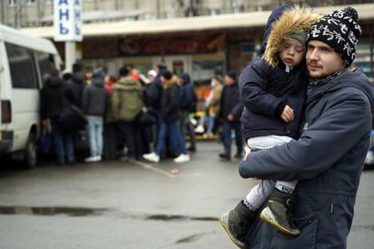 Vlad, de 28 años, abraza en la estación de autobuses de Kiev a su hijo Danya, de dos, antes de entregárselo a su madre, con la que se va al oeste del país