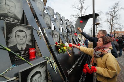Ucranios depositaban flores el pasado viernes en Kiev, en el memorial  de las víctimas de la represión en las protestas del Euromaidán en 2014.
