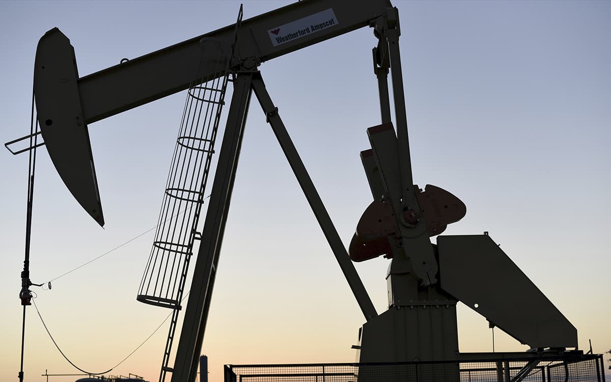 El precio del petróleo se dispara por ataque de Rusia a Ucrania; supera los 100 dólares por barril