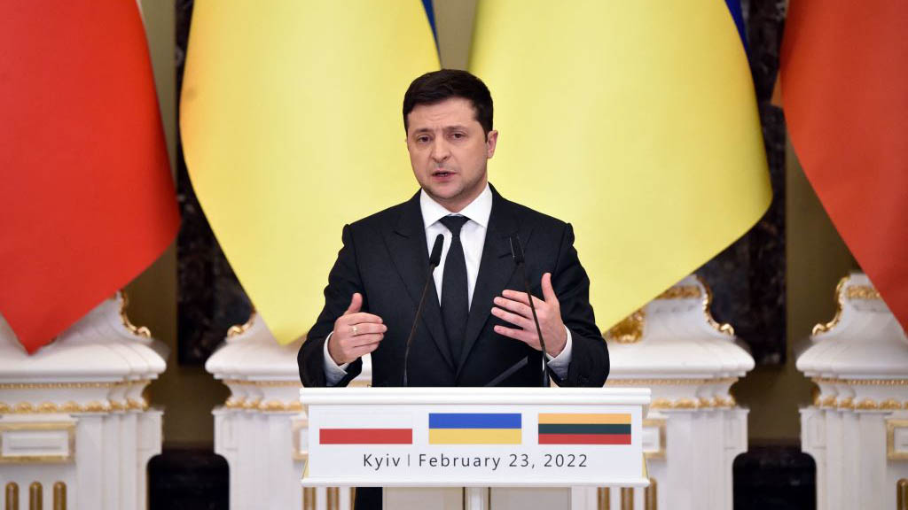 El presidente ucraniano, Zelenskyy, declara la ley marcial y habla con Biden