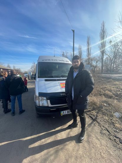 El primer convoy con españoles evacuados de Ucrania cruza la frontera