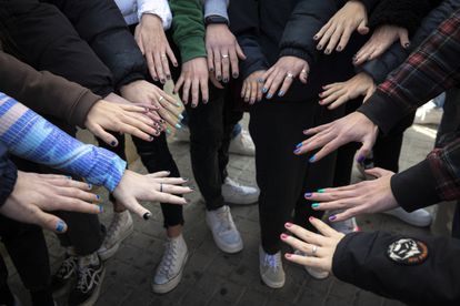 Parte del alumnado del I.E.S Les Alfàbegues de Bétera, muestran las uñas pintadas en solidaridad con el profesor Miquel Álvarez, que sufrió una agresión homófoba en el centro educativo.