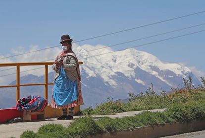 Una mujer aimara con cubrebocas en La Paz (Bolivia), en abril de 2020.