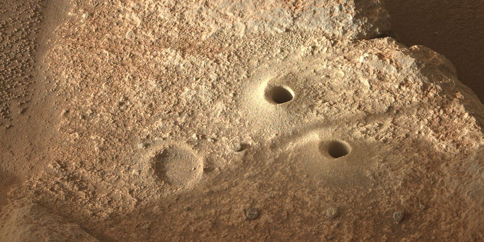 El rover de la NASA crea una cara tonta en Marte mientras excava en busca de muestras de rocas