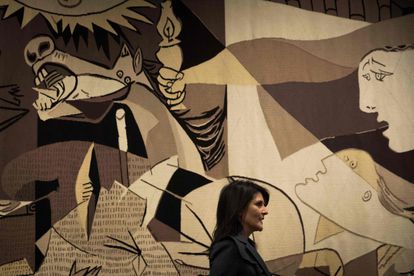 La embajadora ante la ONU de Donald Trump pasa frente al tapiz del Guernica, en 2018.