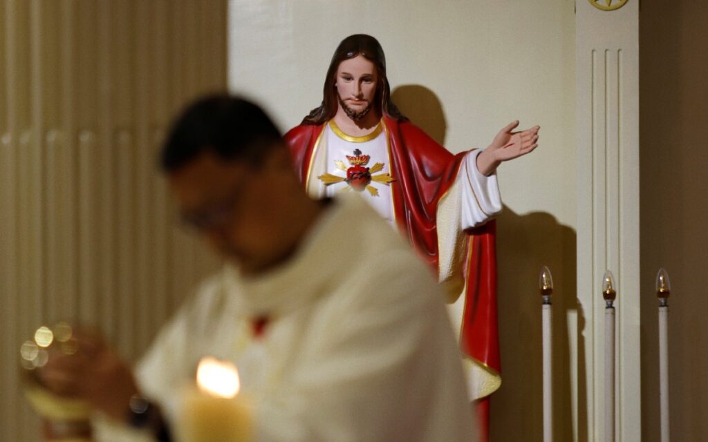 En Nueva Zelanda, sacerdote mostró cadáver a un menor para silenciar abusos