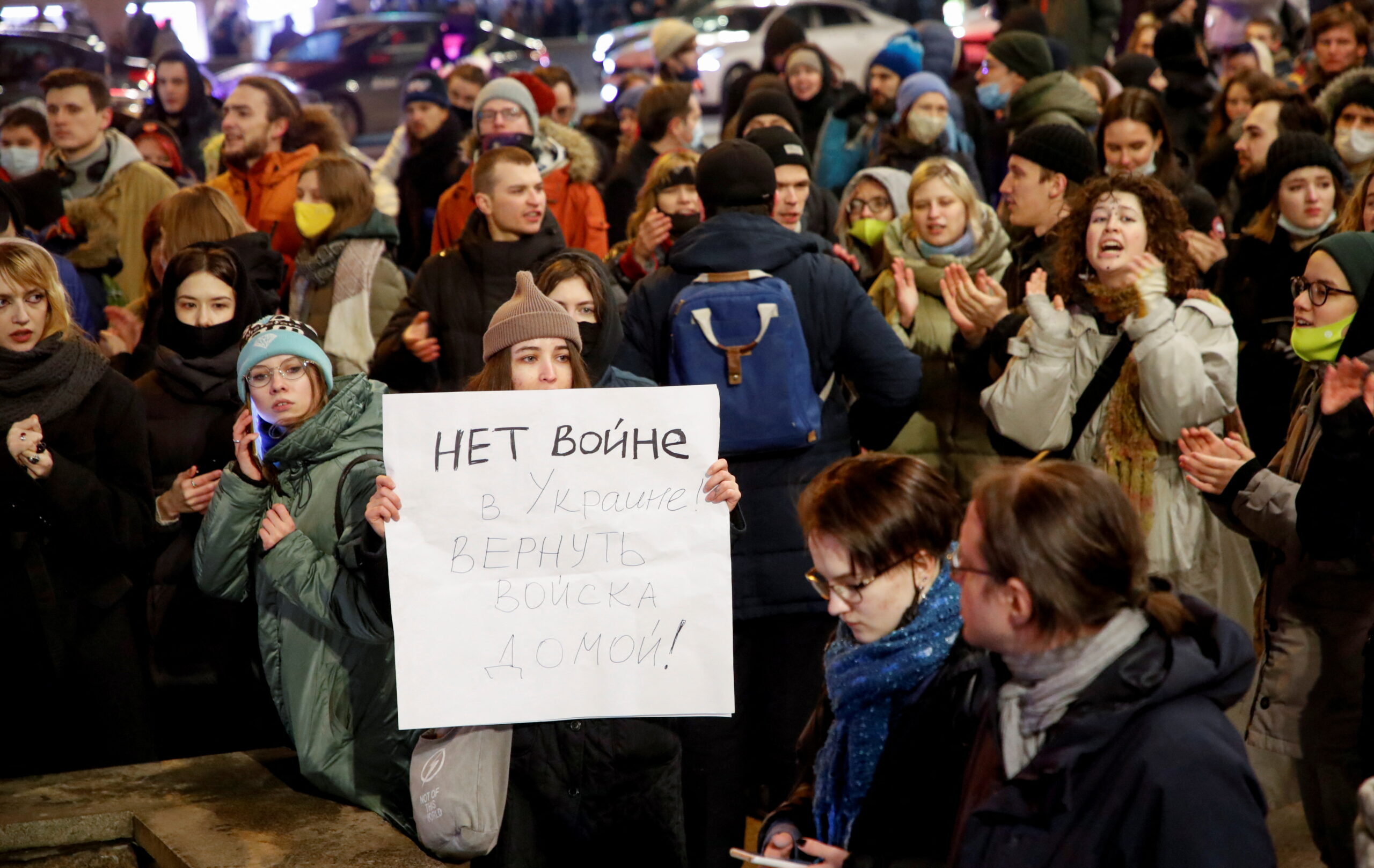 Entre la apatía y el silencio, solo unos pocos rusos protestan contra la agresión de Putin