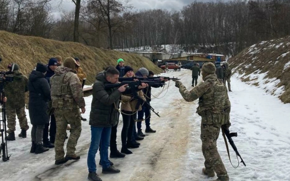 ‘Esta es nuestra tierra’: En Ucrania las personas se entrenan para la guerra