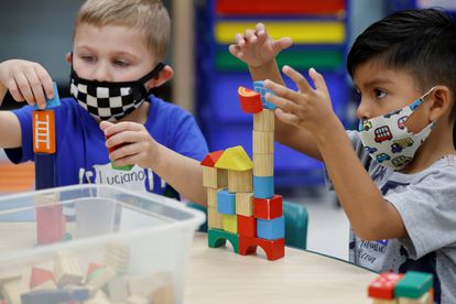 Dos niños portan mascarilla durante una visita de Joe Biden a su colegio, en el Estado de Nueva Jersey.