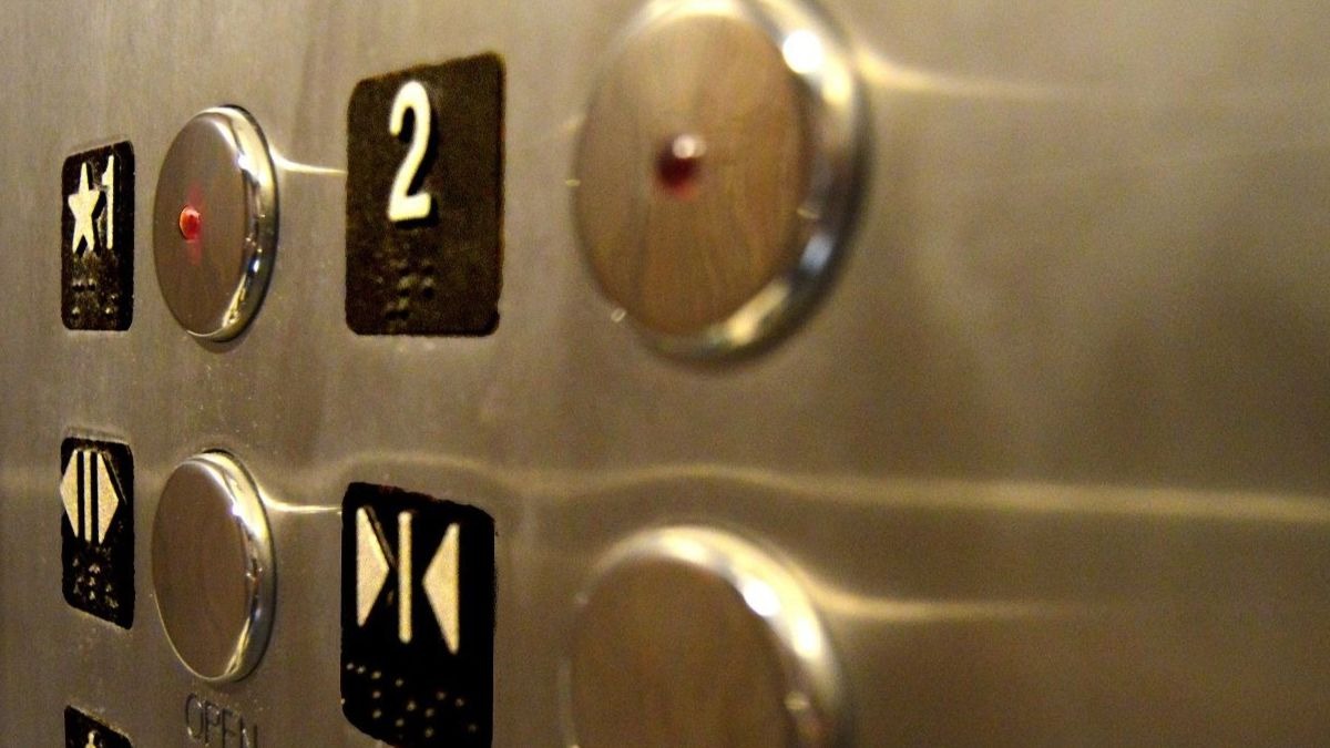 Este es el error que todos cometemos en el ascensor, y que debemos evitar