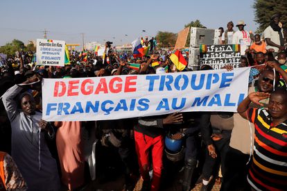 Una manifestación contra la presencia de militares franceses en Malí, el pasado día 4 en Bamako.